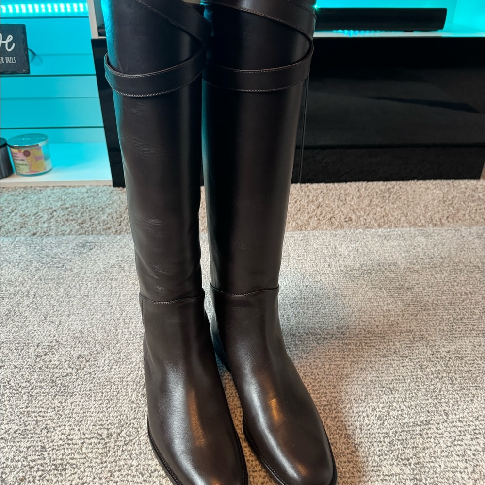 BR leather riding boots.